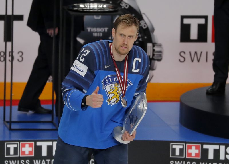 &copy; Reuters. FOTO DE ARCHIVO: El finlandés Marko Anttila se ve abatido después de perder la final del Campeonato mundial de hockey sobre hielo de la IIHF 2021 REUTERS/Vasily Fedosenko. Hockey sobre hielo - Campeonato mundial de hockey sobre hielo de la IIHF 2021 - F