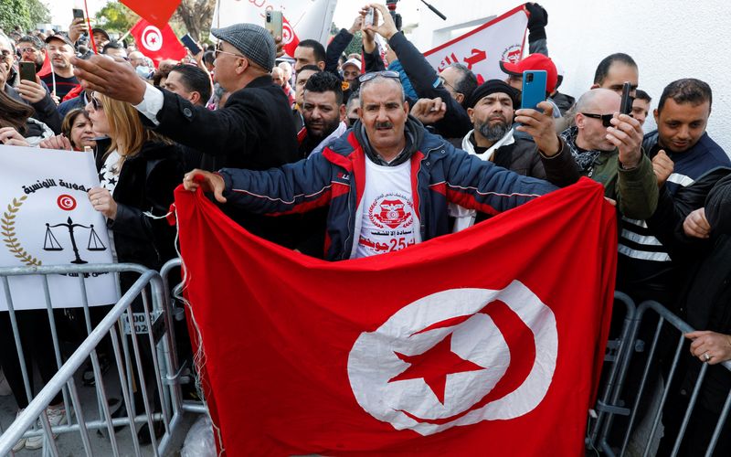 © Reuters. أنصار الرئيس التونسي قيس سعيد يحملون الأعلام واللافتات الوطنية خلال احتجاج ضد مجلس القضاء الأعلى في العاصمة تونس يوم الأحد. تصوير: زبير السويسي - رويترز.