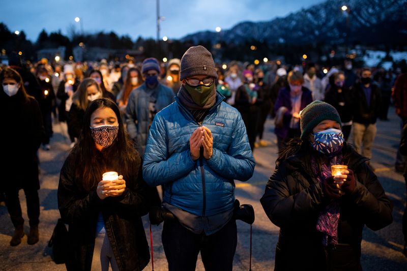 &copy; Reuters. المئات يتجمعون  في وقفة احتجاجية على ضوء الشموع لتذكر ضحايا إطلاق نار جماعي في كولورادو يوم 25 مارس أذار 2021. تصوير: أليسون مكلران - رويترز.