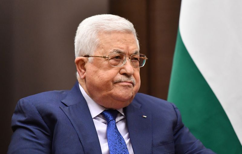 &copy; Reuters. الرئيس الفلسطيني محمود عباس يحضر اجتماعا في روسيا يوم 23 نوفمبر تشرين الثاني 2021. صورة لرويترز من الكرملين. 