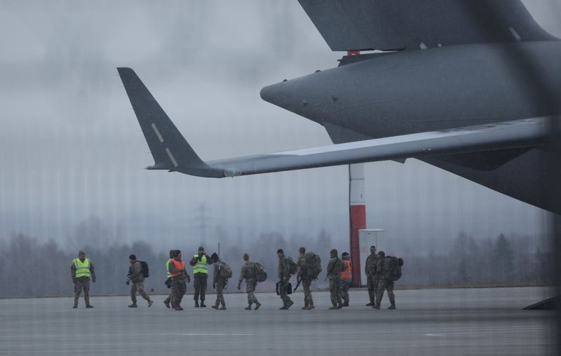 &copy; Reuters. جنود أمريكيون ينزلون من طائرة بوينج سي17 تصل إلى مطار عسكري في بولندا يوم الأحد. تصوير: كوبا ستيزيكي - رويترز.