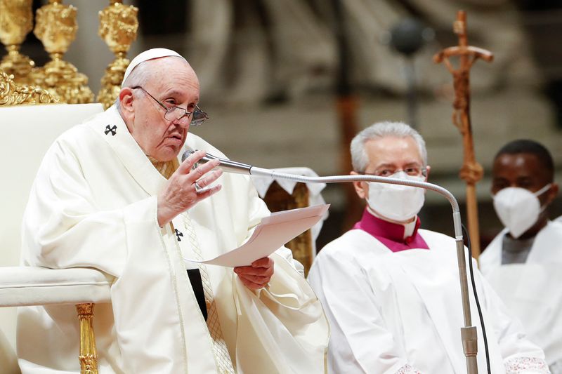&copy; Reuters. FOTO DE ARCHIVO: El Papa Francisco celebra una misa para conmemorar el Día Mundial de la Vida Consagrada en la Basílica de San Pedro en el Vaticano, el 2 de febrero de 2022. REUTERS/Remo Casilli