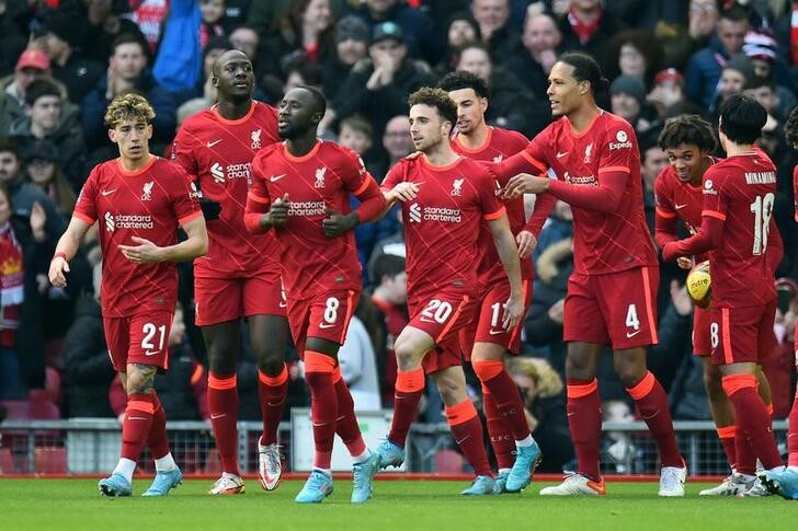 &copy; Reuters. Jogadores do Liverpool celebram na vitória sobre o Cardiff, pela Copa da Inglaterra.  6/2/2022 REUTERS/Peter Powell