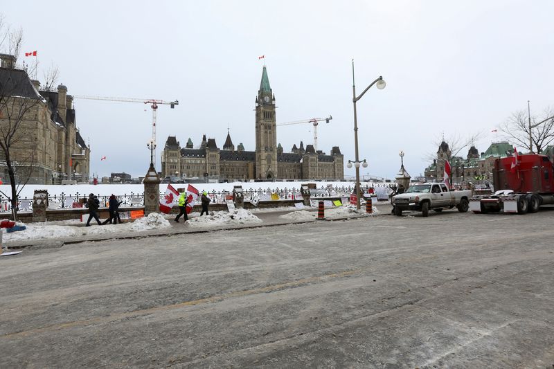 &copy; Reuters. A section of Wellington street in front of Parliament Hill is seen clear of trucks, as truckers and supporters continue to protest coronavirus disease (COVID-19) vaccine mandates, in Ottawa, Ontario, Canada, February 6, 2022. REUTERS/Lars Hagberg