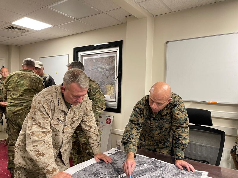 &copy; Reuters. الجنرال بمشاة البحرية الأمريكية فرانك ماكنزي، رئيس القيادة المركزية في الجيش الأمريكي يطالع خريطة للعمليات في مطار حامد كرزاي الدولي في ال