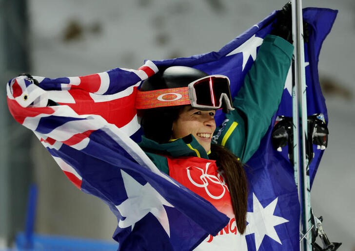 &copy; Reuters. Esquiadora australiana Jakara Anthony celebra medalha de ouro nos Jogos Olímpicos da China. 6/2 2022. REUTERS/Mike Blake