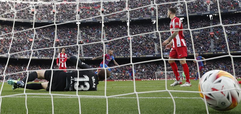 &copy; Reuters. داني ألفيس يسجل الهدف الرابع لبرشلونة في مباراته أمام أتليتيكو مدريد في دوري الدرجة الأولى الإسباني لكرة القدم يوم الأحد. تصوير: ألبرت خيا - 