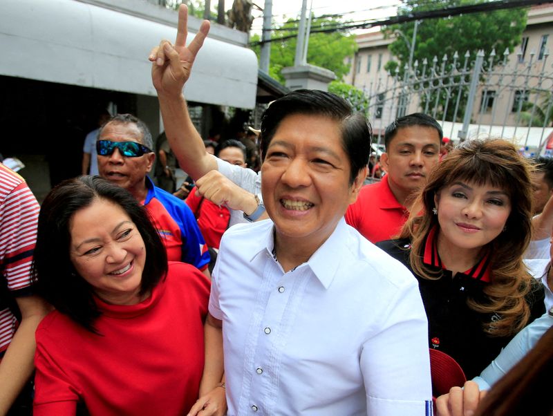 &copy; Reuters. FILE PHOTO: Ferdinand "Bongbong" Marcos, son of late dictator Ferdinand Marcos, his wife, Louise (L) and his sister Imee (R) are seen in this file photo in Metro Manila, Philippines April 2, 2018. REUTERS/Romeo Ranoco/File Photo
