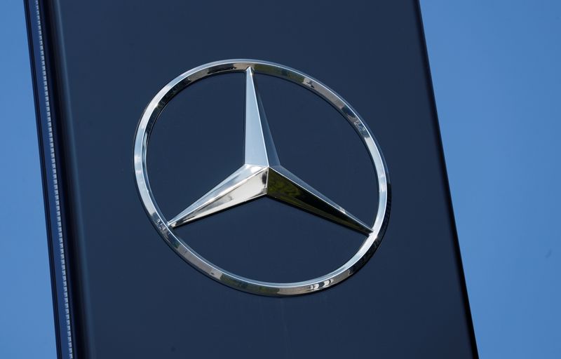 &copy; Reuters. FILE PHOTO: A Mercedes Benz logo is pictured at a Mercedes Benz branch in Stuttgart, Germany, April 15, 2019.   REUTERS/Ralph Orlowski