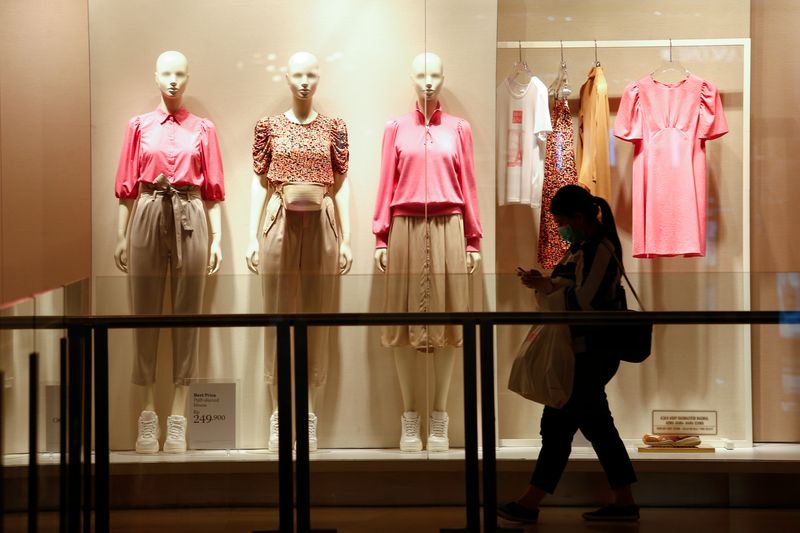 &copy; Reuters. FILE PHOTO: A woman wears a protective mask in a shopping mall after Indonesia confirmed its first cases of coronavirus disease (COVID-19) in Jakarta, Indonesia March 5, 2020. REUTERS/Ajeng Dinar Ulfiana