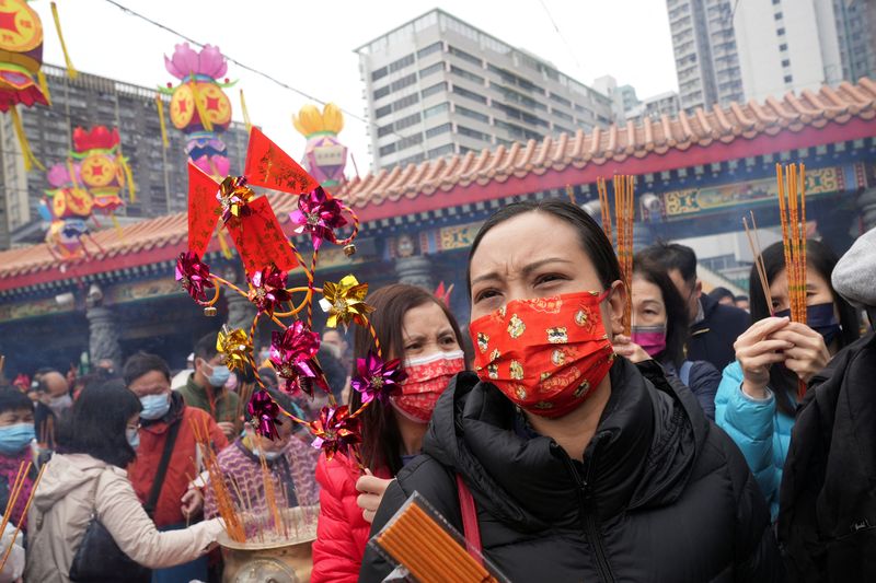 &copy; Reuters. 　２月７日、香港で、新型コロナウイルス新規感染者が過去最多の６１０人前後に達する見通し。写真は香港で４日撮影（２０２２年　ロイター／Lam Yik）
