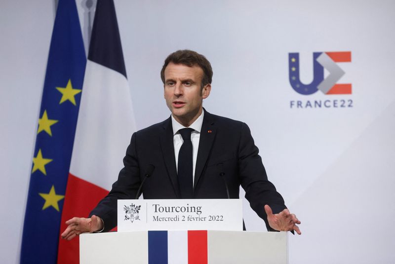 &copy; Reuters. الرئيس الفرنسي إيمانويل ماكرون يتحدث في توركوان بفرنسا يوم الثاني من فبراير شباط 2022. صورة لرويترز من ممثل لوكالات الأنباء.