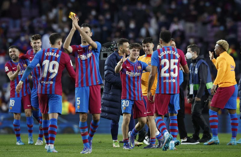 &copy; Reuters. Fútbol - LaLiga - FC Barcelona v Atlético Madrid - Camp Nou, Barcelona, España - 6 de febrero de 2022. Gavi y Pierre-Emerick Aubameyang del FC Barcelona celebran con sus compañeros después del partido. REUTERS/Albert Gea