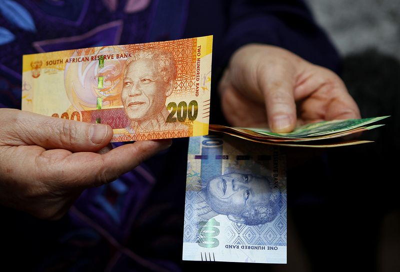 © Reuters. FILE PHOTO: South African Reserve Bank Governor Gill Marcus shows off South Africa's new banknotes, which features an image of former president Nelson Mandela on the front and images of the country's 