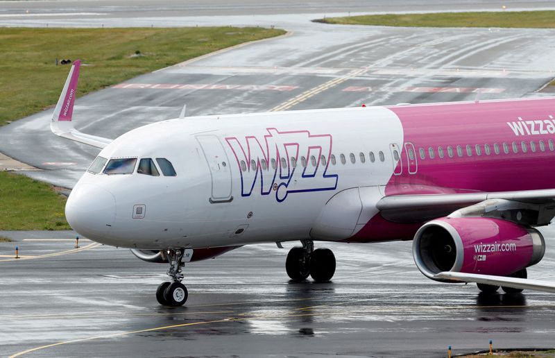 &copy; Reuters. FILE PHOTO: A Wizz Air Airbus A320 at Luton Airport, Luton, Britain, May 1, 2020. REUTERS/Andrew Boyers