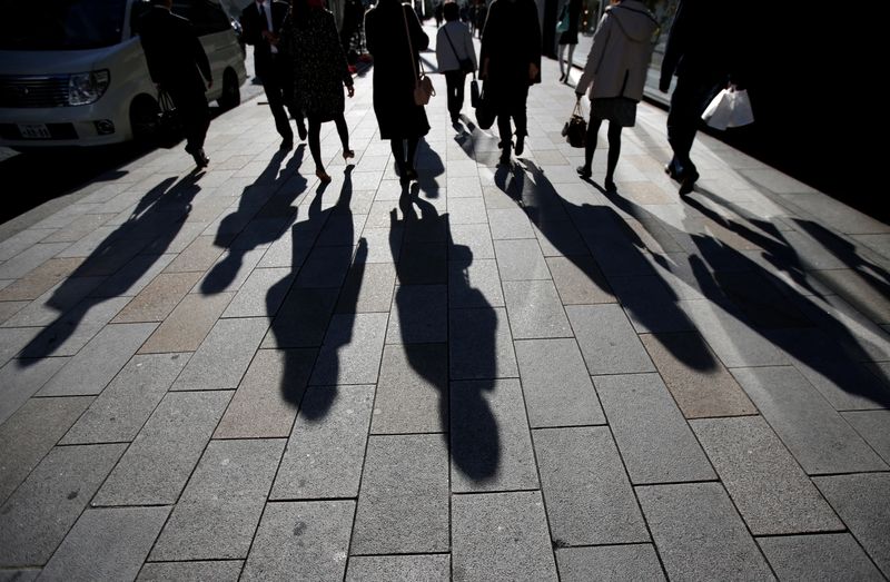 &copy; Reuters. 　２月７日、内閣府は日本経済の現状と課題を分析した報告書「日本経済２０２１─２０２２」を公表した。新型コロナウイルス禍で非正規労働者や女性にしわ寄せがきていると指摘。写真