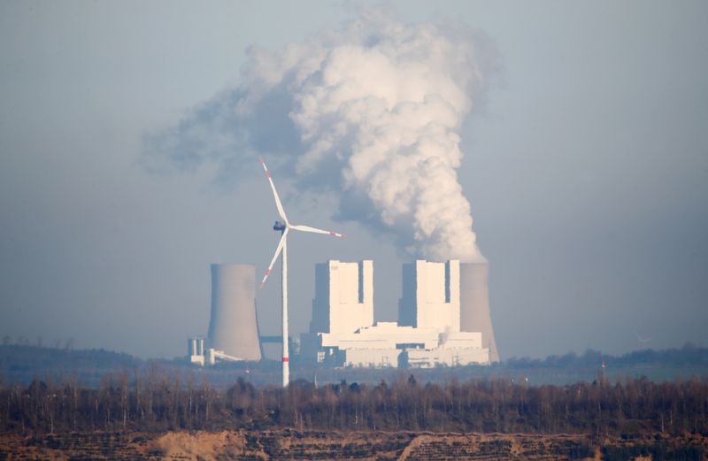 &copy; Reuters. FILE PHOTO: Steam rises from Neurath lignite power plant, in Grevenbroich, Germany, January 16, 2020. REUTERS/Wolfgang Rattay