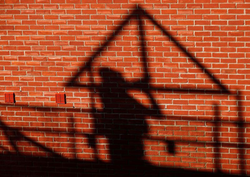 &copy; Reuters. FILE PHOTO: A construction worker casts a shadow as he works on a Taylor Wimpey housing estate in Aylesbury, Britain, February 7, 2017.  REUTERS/Eddie Keogh