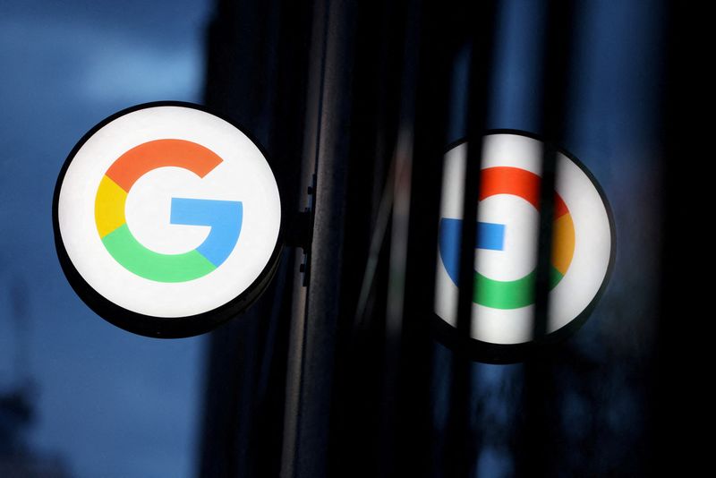 © Reuters. FILE PHOTO: The logo for Google LLC is seen at the Google Store Chelsea in Manhattan, New York City, U.S., November 17, 2021. REUTERS/Andrew Kelly