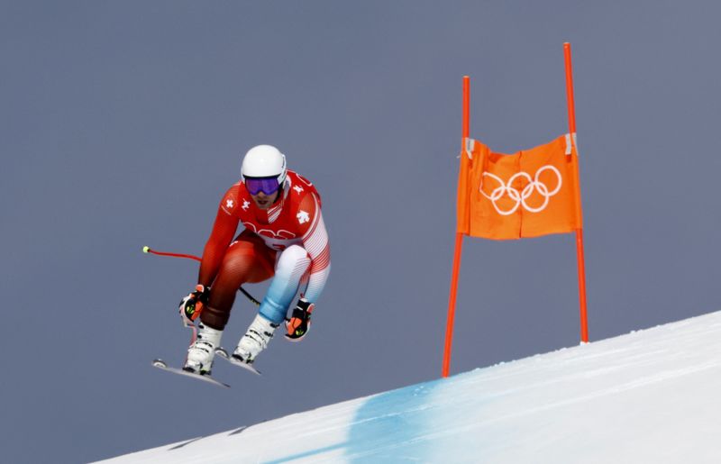 &copy; Reuters. Beat Feuz, de Suiza, en la prueba de de descenso masculino en esquí alpino durante los Juegos Olímpicos de Pekín 2022, en el Centro Nacional de Esquí Alpino, distrito de Yanqing, Pekín, China - 7 de febrero de 2022. REUTERS/Christian Hartmann