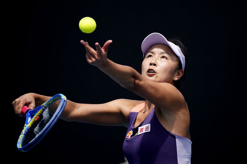 &copy; Reuters. La china Shuai Peng en acción durante el partido contra la japonesa Nao Hibino, durante la primera ronda del Open de Australia, en el Melbourne Park, Melbourne, Australia - 21 de enero de 2020. REUTERS/Kim Hong-Ji