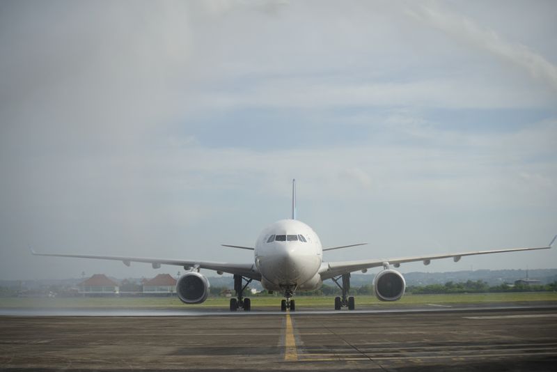 &copy; Reuters.   ２月７日、インドネシア運輸省は、新型コロナウイルスのオミクロン変異株による感染拡大に歯止めをかけるため、首都ジャカルタの空港を経由した外国人観光客の入国を一時的に禁止し