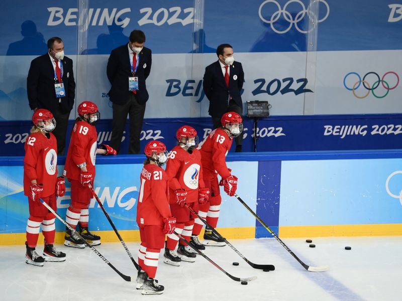 &copy; Reuters. Varias jugadores del equipo de hockey sobre hielo del Comité Olímpico Ruso en el centro deportivo Wukesong de Pekín, China, el 7 de febrero de 2022. REUTERS/Annegret Hilse