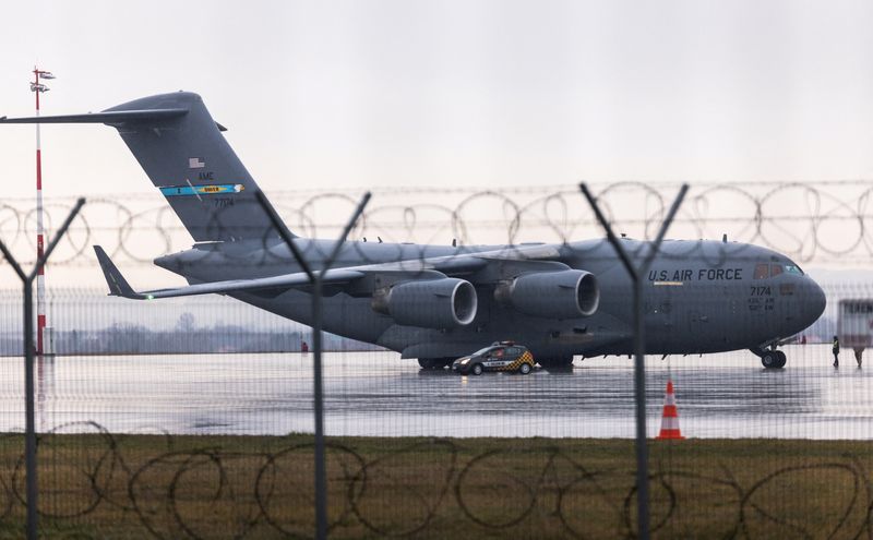 © Reuters. A U.S. Air Force Boeing C-17A Globemaster III is pictured at Rzeszow-Jasionka Airport, Poland February 7, 2022. REUTERS/Kuba Stezycki