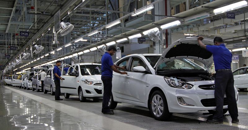 &copy; Reuters. FILE PHOTO: Workers assemble cars inside the Hyundai Motor India Ltd. plant at Kancheepuram district in the southern Indian state of Tamil Nadu October 4, 2012. REUTERS/Babu