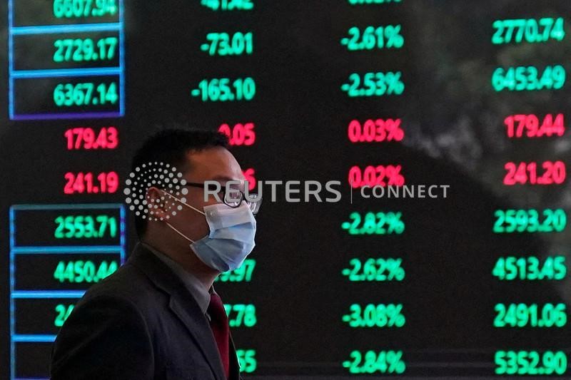 &copy; Reuters. Homem usa máscara dentro da bolsa de Xangai, China
28/02/2020. REUTERS/Aly Song//File Photo