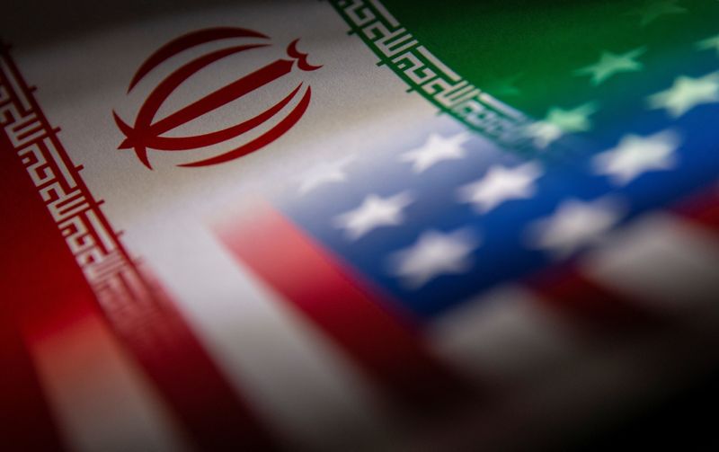 © Reuters. FOTO DE ARCHIVO: La bandera de Irán y la de Estados Unidos sobreimpresas en esta imagen de ilustración tomada el 27 de enero e 2022. REUTERS/Dado Ruvic