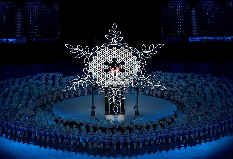 &copy; Reuters. FILE PHOTO: 2022 Beijing Olympics - Opening Ceremony - National Stadium, Beijing, China - February 4, 2022. Torchbearers Zhao Jiawen and Dinigeer Yilamujiang hold the Olympic torch during the opening ceremony. REUTERS/Toby Melville/File Photo