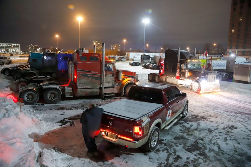 &copy; Reuters. Trucks sit in a staging area east of downtown after police raided the truckers' stockpile of fuel, as truckers and their supporters continue to protest against coronavirus disease (COVID-19) vaccine mandates, in Ottawa, Ontario, Canada, February 6, 2022. 