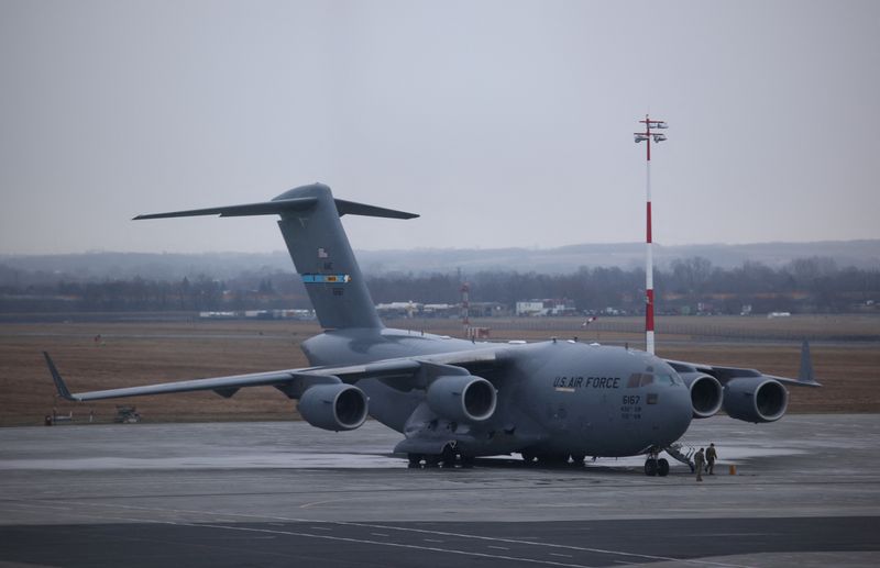 &copy; Reuters. Un avión del ejército de Estados Unidos transportando soldados a su llegada al aeropuerto Rzeszow-Jasionka de Polonia, el 6 de febrero de 2022. REUTERS/Kuba Stezycki