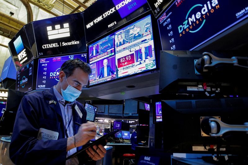 &copy; Reuters. FILE PHOTO: A trader works, as Federal Reserve Chair Jerome Powell is seen delivering remarks on screens, on the floor of the New York Stock Exchange (NYSE) in New York City, U.S., January 26, 2022.  REUTERS/Brendan McDermid/File Photo