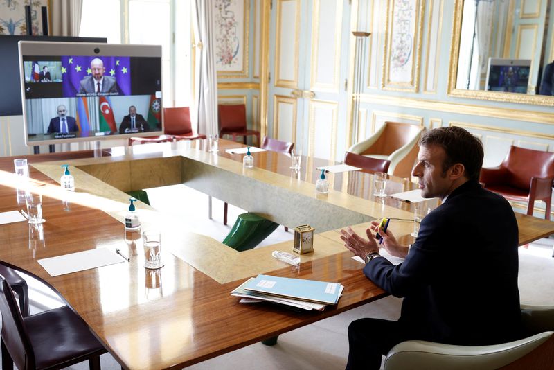 &copy; Reuters. الرئيس الفرنسي إيمانويل ماكرون يعقد مؤتمرا عبر الفيديو مع رئيس وزراء أرمينيا نيكول باشينيان ورئيس أذربيجان إلهام علييف ورئيس المجلس الأور