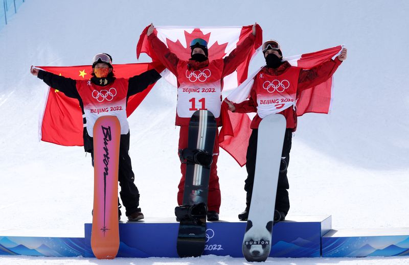 &copy; Reuters. Su Yiming, da China e Max Parrot e Mark McMorris, do Canadá, posam para foto no pódio durante os Jogos Olímpicos de Pequim 2022 em Zhangjiakou, China 7/2/2022 REUTERS/Mike Blake