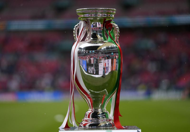 &copy; Reuters. Troféu da Eurocopa 2020 antes da final entre Itália e Inglaterra no Estádio de Wembley, em Londres, Reino Unido 11/07/2021 REUTERS/Frank Augstein