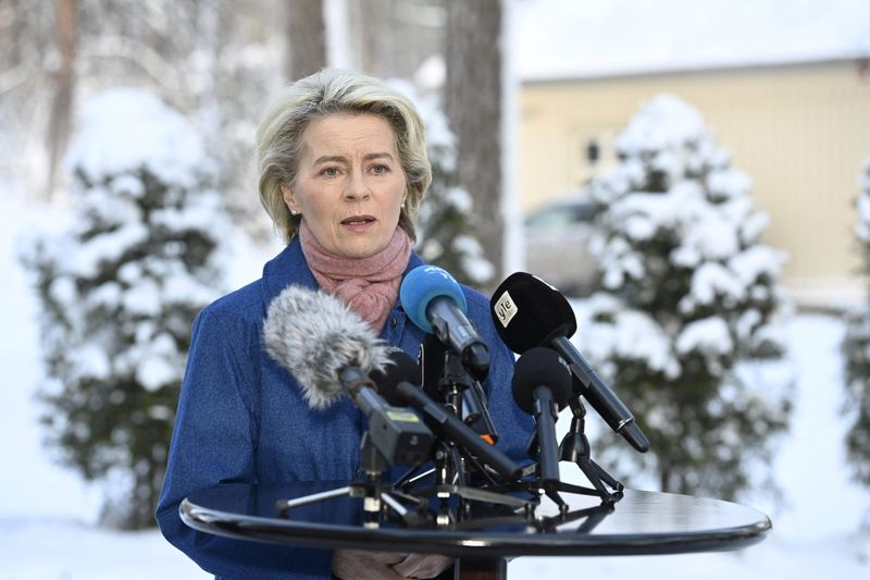 &copy; Reuters. Presidente da Comissão Europeia, Ursula von der Leyen, em Helsinque, na Finlândia 3/2/2022 Heikki Saukkomaa/Lehtikuva/via REUTERS