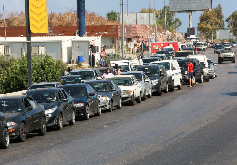 &copy; Reuters. FILE PHOTO: Cars stand in line near a gas station as they wait to fuel up, after the central bank decided to effectively end subsidies on fuel imports, in Jiyeh, Lebanon, August 13, 2021. REUTERS/Aziz Taher/File Photo