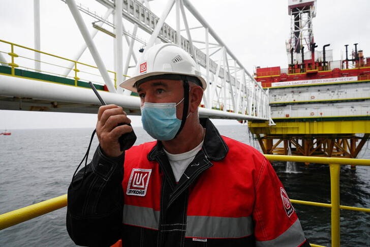 &copy; Reuters. An employee works at an oil platform operated by Lukoil company at the Kravtsovskoye oilfield in the Baltic Sea, Russia September 16, 2021. REUTERS/Vitaly Nevar