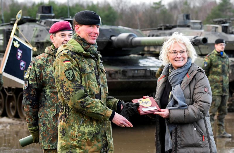 &copy; Reuters. La ministra de Defensa de Alemania, Christine Lambrecht, y el general Christian Freuding durante la ceremonia de entrega de tanques Leopard 2A7V en la base militar Munster, en Munster, Alemania. 7 de febrero, 2022. REUTERS/Fabian Bimmer