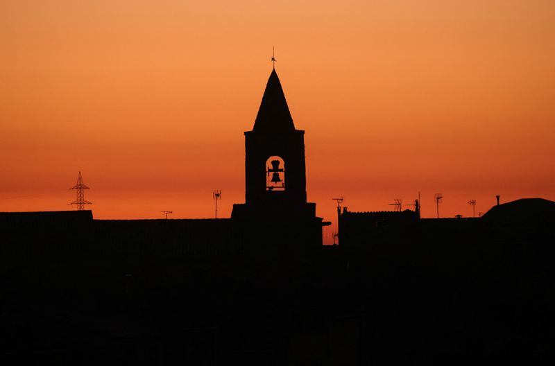 &copy; Reuters. FOTO DE ARCHIVO-El campanario de una iglesia, durante la puesta de sol en el pueblo de Montmaneu, al norte de Barcelona, España. 28 de enero de 2022. REUTERS/Nacho Doce