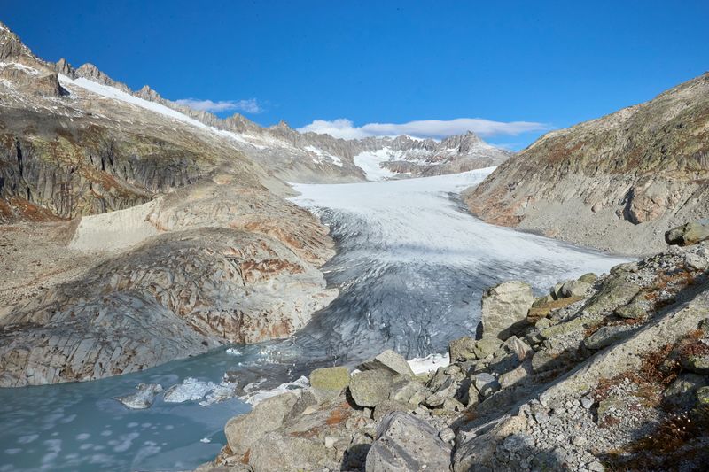 &copy; Reuters. FILE PHOTO: The Rhone glacier and the source of the Rhone river are seen on an autumn day in Obergoms, Switzerland, October 25, 2021. REUTERS/Denis Balibouse