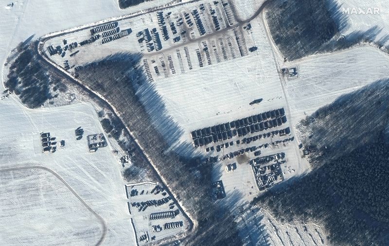 &copy; Reuters. Un'area di alloggiamento delle truppe e un parcheggio per veicoli a Rechitsa, Bielorussia, 4 febbraio. Maxar Technologies/via REUTERS
