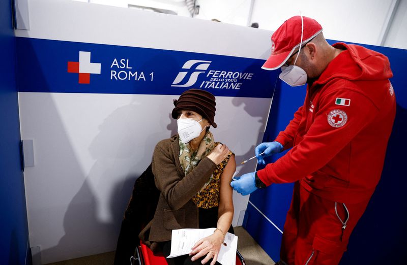 &copy; Reuters. FILE PHOTO: A woman receives a dose of the vaccine against the coronavirus disease (COVID-19), at a Red Cross vaccination centre by Termini main train station in Rome, Italy, January 10, 2022. REUTERS/Guglielmo Mangiapane