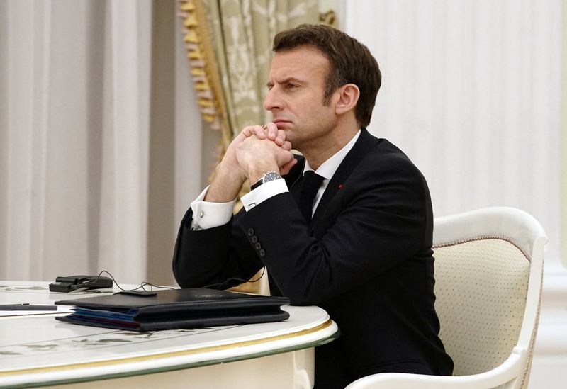 &copy; Reuters. الرئيس الفرنسي إيمانويل ماكرون خلال اجتماع مع نظيره الروسي فلاديمير بوتين في موسكو يوم الإثنين. (صورة لرويترز من وكالة أنباء سبوتنيك)