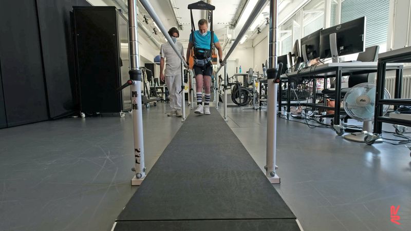 &copy; Reuters. Un paciente de 42 años realiza una sesión de entrenamiento en un robot de entrenamiento de peso en el Hospital de la Universidad de Lausana luego de haber recibido un implante en la médula espinal en STIMO Bridge, en esta fotografía sin fecha tomada e
