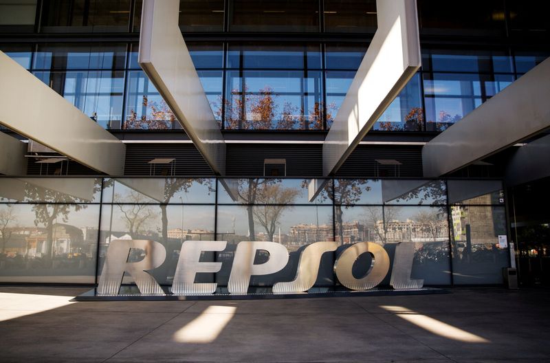 &copy; Reuters. FOTO DE ARCHIVO: El logo de Repsol en el exterior de su sede en Madrid