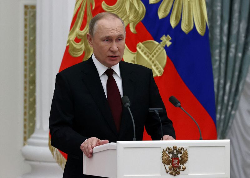 &copy; Reuters. フランスのマクロン大統領は７日、訪問先のモスクワでロシアのプーチン大統領と会談し、戦争回避と信頼構築の意向を伝えた。写真はプーチン氏。２日撮影（２０２２年　ロイター）